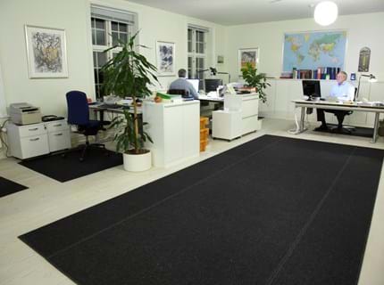 anthracite filttæppe på kontor